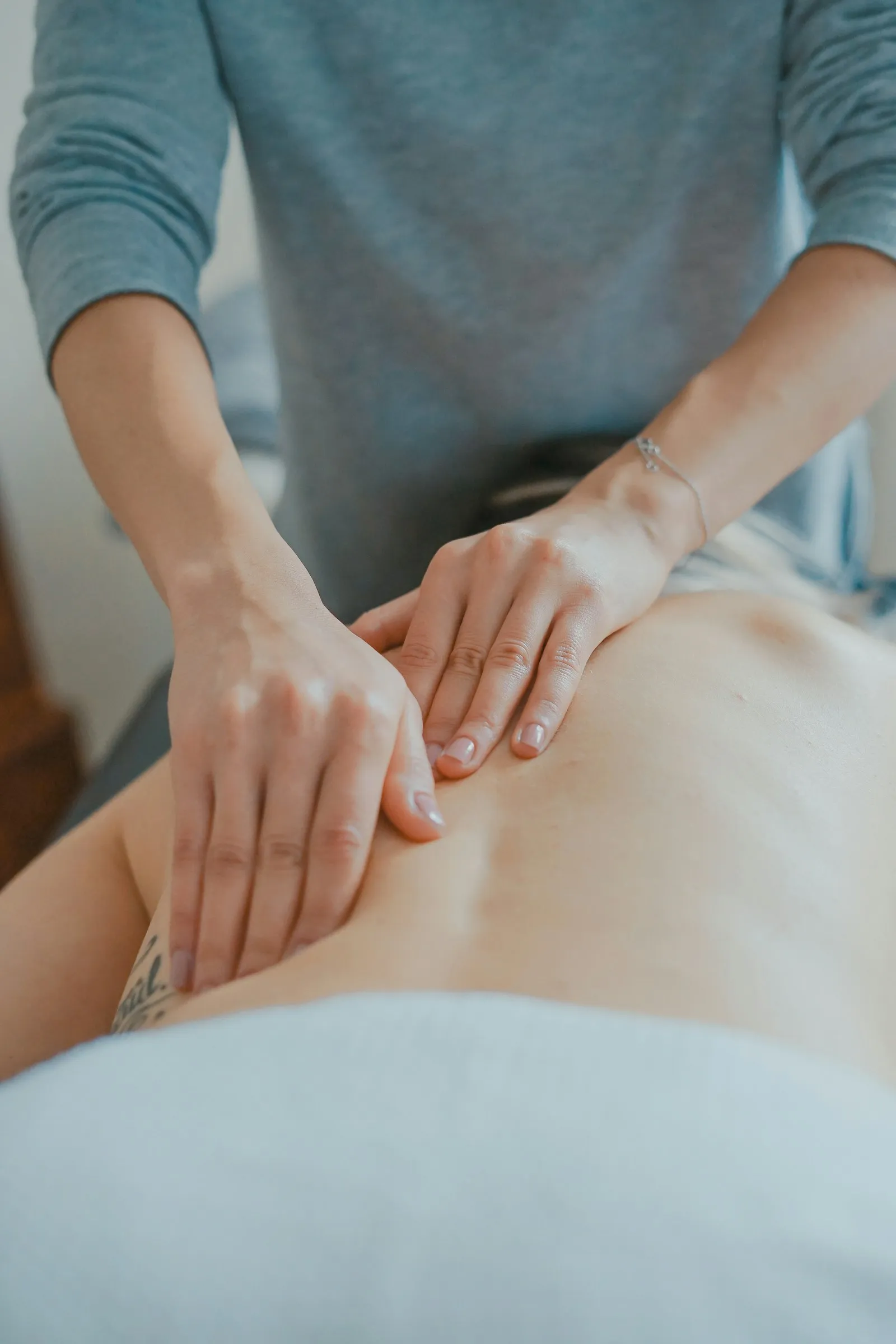 Sessão de Quick Massage corporativa em cadeira ergonômica