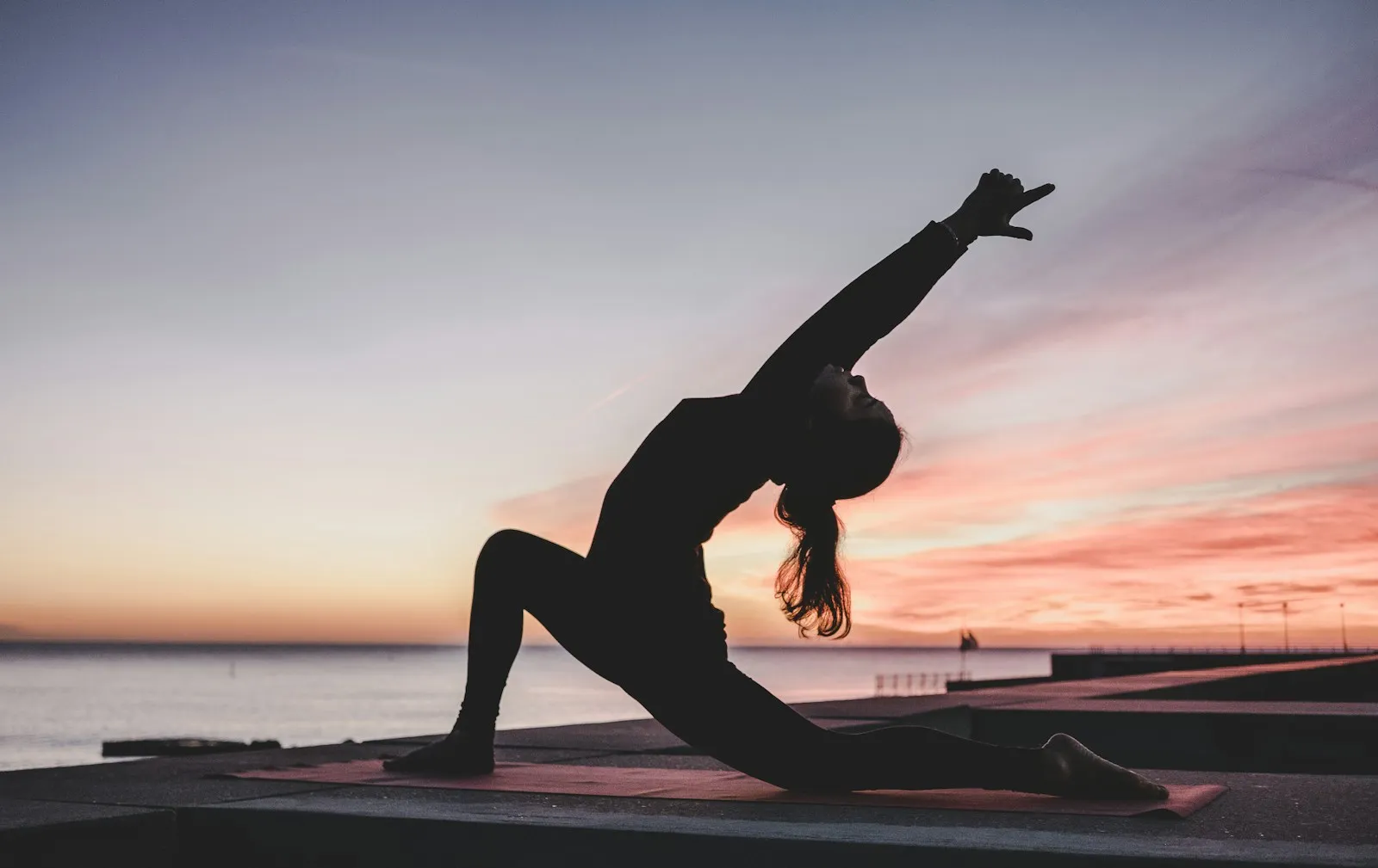 Sessão de yoga corporativa para promoção do bem-estar